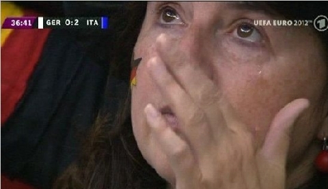 女球迷落泪的画面实际上是现场奏响德国国歌时出现的